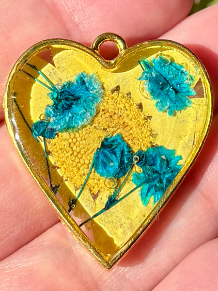 Beautiful Flower Resin Heart Pendant