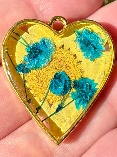 Beautiful Flower Resin Heart Pendant
