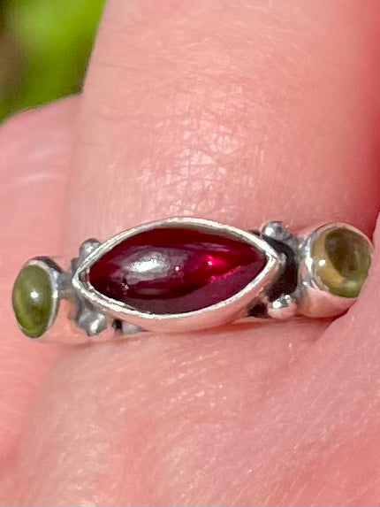 Garnet and Peridot Ring Size 7.5 - Morganna’s Treasures 